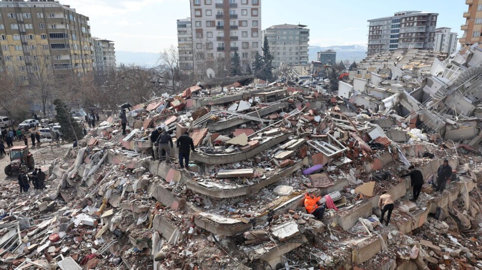 7.2 Büyüklüğünde Deprem Yer Yerinden Oynadı 