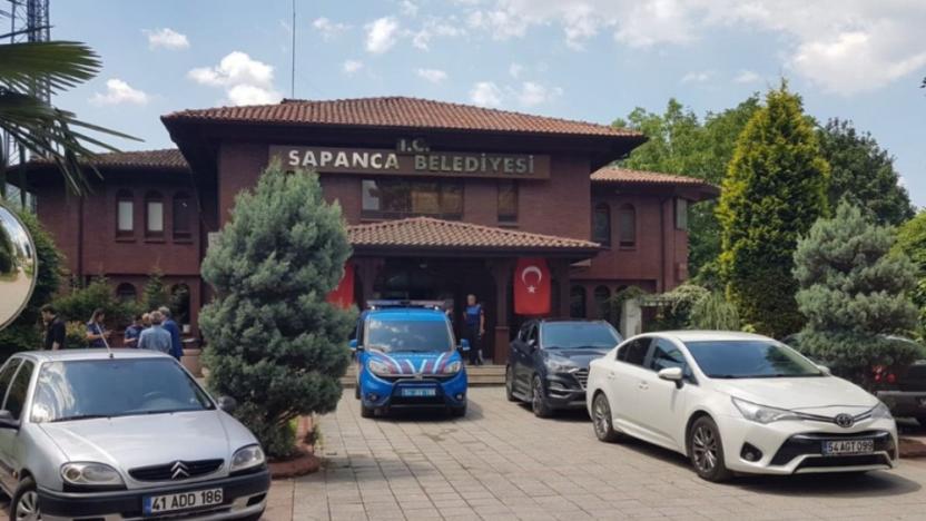 Belediye Başkanın Makam Odasında K-a-n Aktı