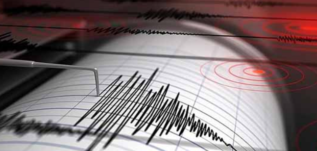 Gece Yarı Art Arda 2 Büyük Deprem Halk Sokaklara Döküldü