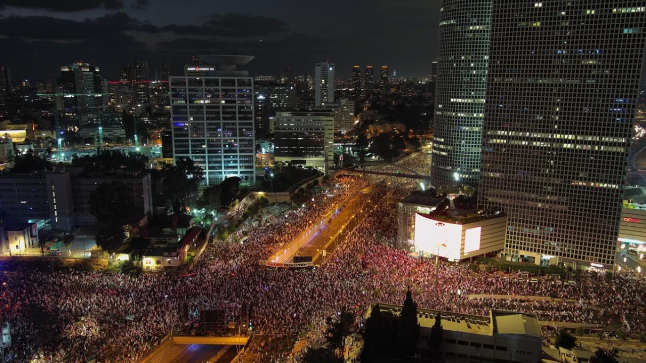 Yüzbinlerce kişi sokaklarda büyük protesto