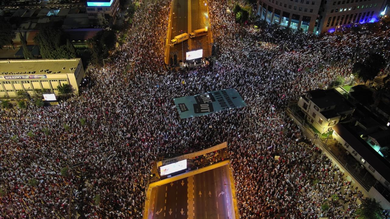 Yüzbinlerce kişi sokaklarda büyük protesto